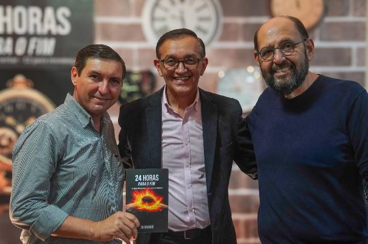 Gustavo Carvalho prestigia lançamento do livro “24 Horas Para o Fim” em Currais Novos e reforça laços com o município