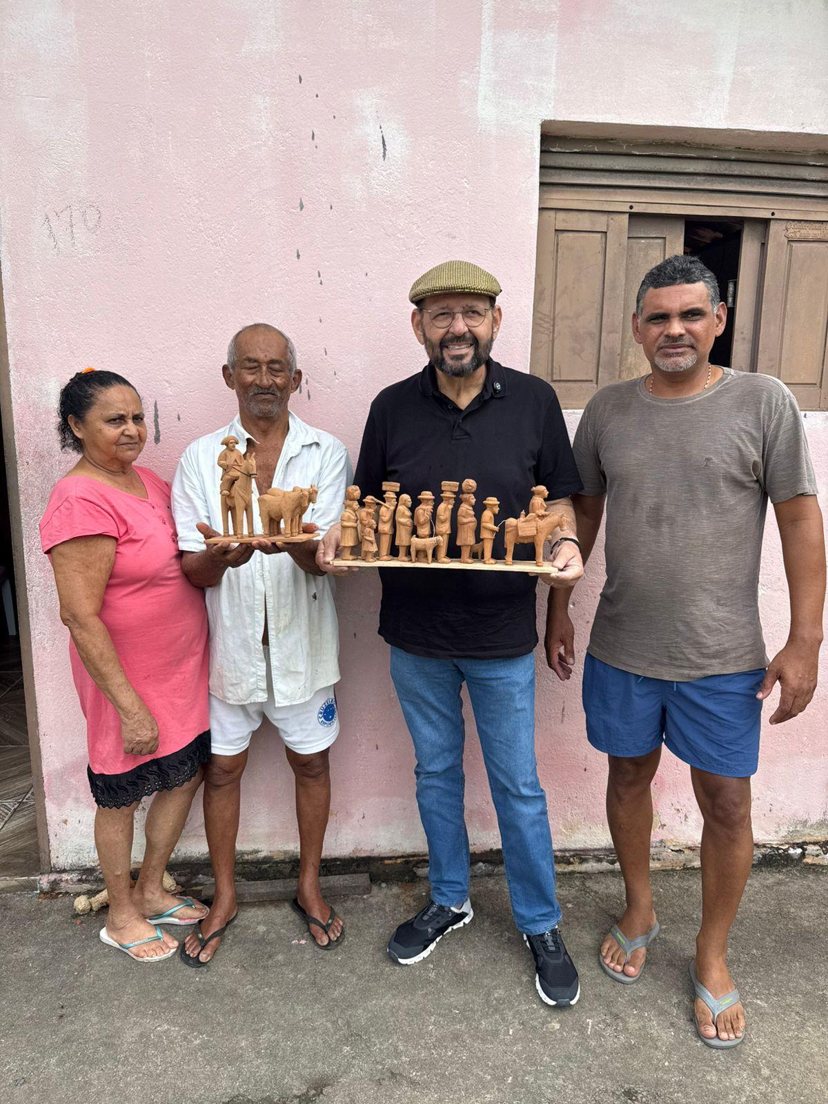 Deputado Gustavo Carvalho visita artesão em Taipu e recebe obra “Os Retirantes