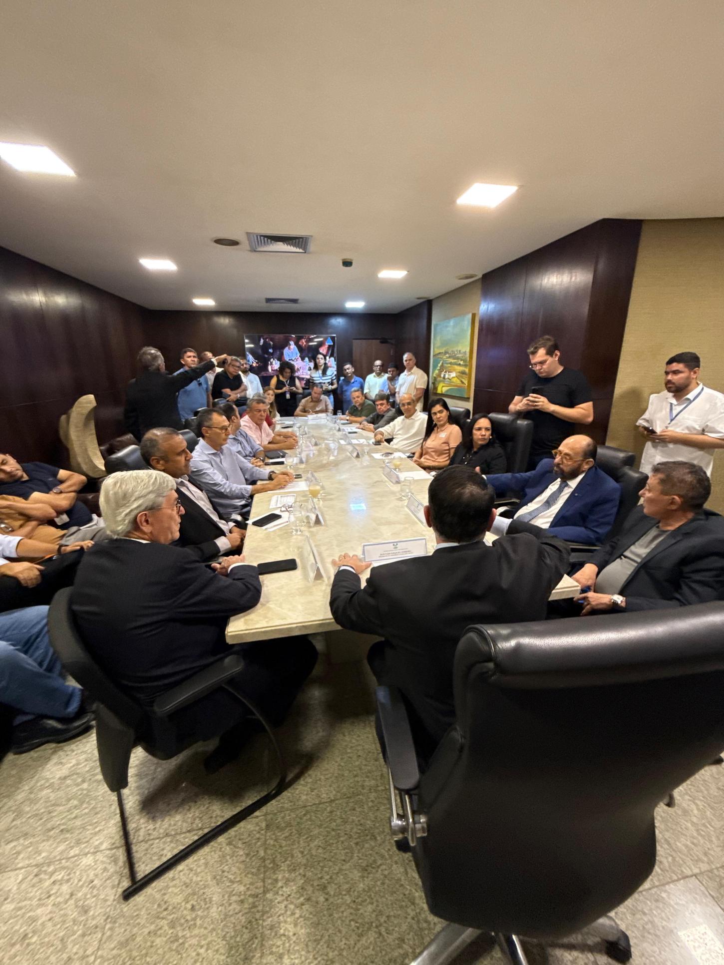 Gustavo Carvalho se reúne com prefeitos e apresenta PL que garante repasses diretos aos municípios