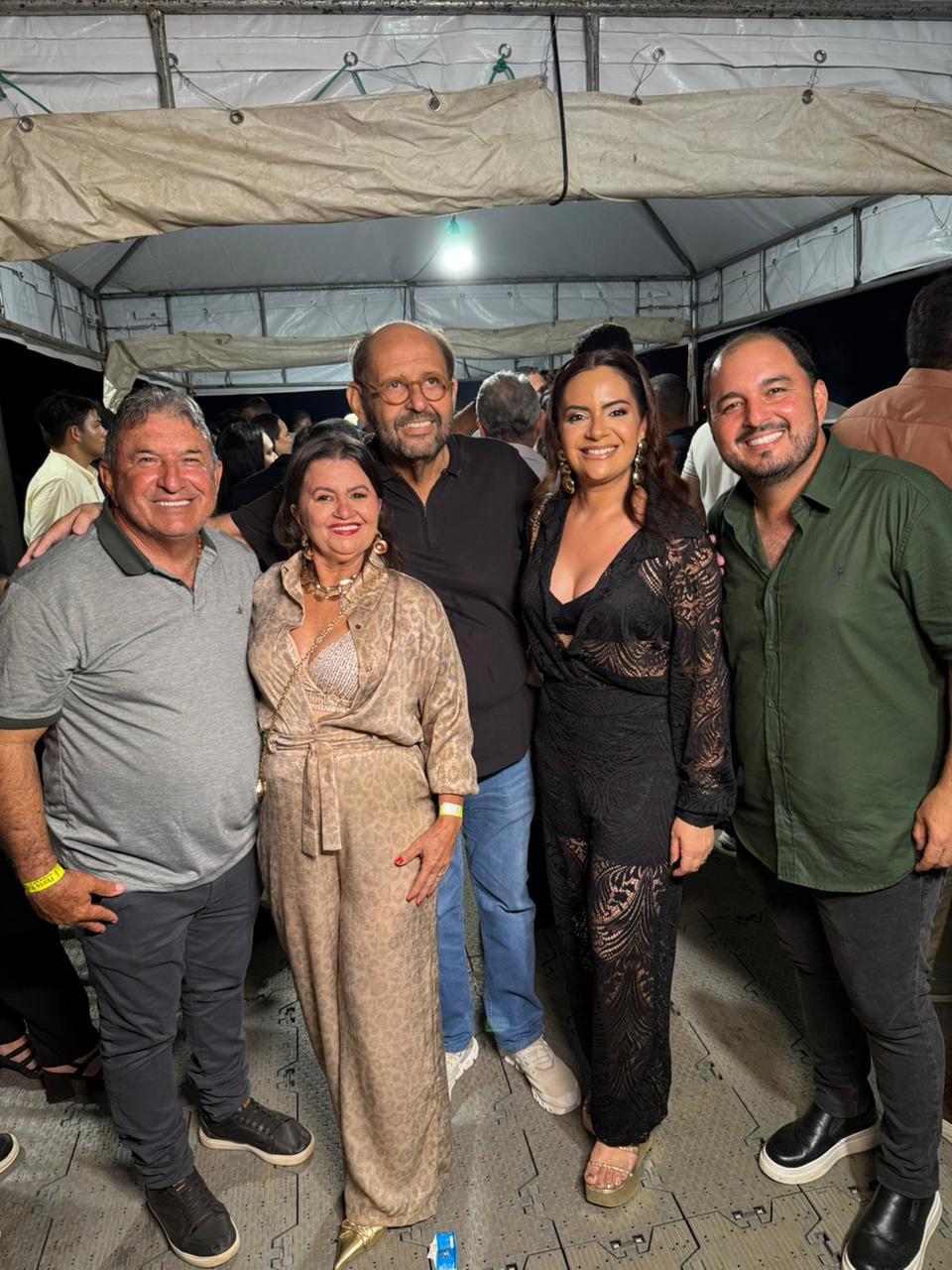 Ao lado de lideranças, Gustavo Carvalho prestigia Festa de Reis em Senador Elói de Souza